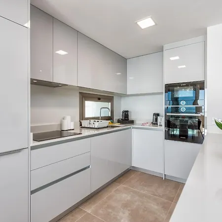 Vivi Homes - Emerald Pool, Sea View, Gym & Sauna *